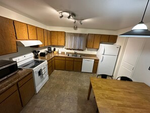 Superior Apartment, Multiple Beds, Non Smoking, Kitchen | Private kitchenette | Full-size fridge, microwave, oven, stovetop