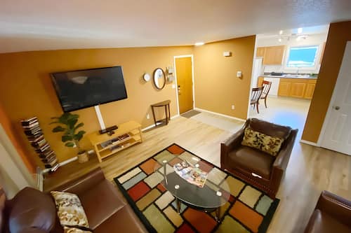 Apartament prèmium, 2 llits de matrimoni, no fumadors, banyera (Stay Anchorage!) | 2 dormitoris, planxa i posts de planxar, wifi gratuïta i roba de llit