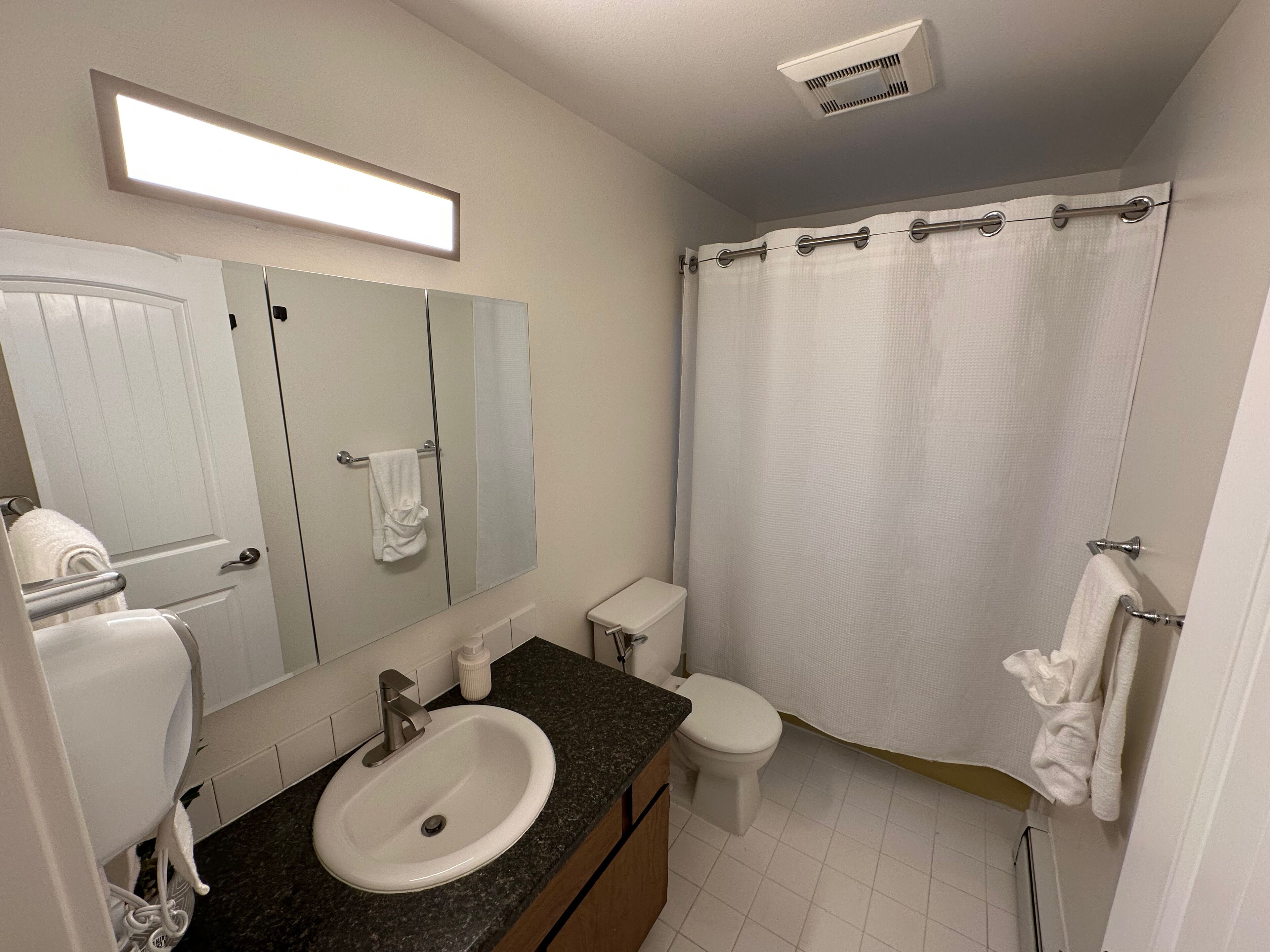 Departamento superior, varias camas, para no fumadores, cocina | Baño | Tina con regadera, secadora de cabello, toallas, jabón 