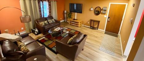 Premium appartement, 2 queensize bedden, niet-roken, bad (Stay Anchorage!) | 2 slaapkamers, een strijkplank/strijkijzer, gratis wifi, beddengoed