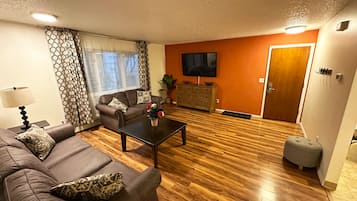 Apartemen Superior, Beberapa Tempat Tidur, Bebas Asap Rokok, dapur | Area keluarga | Televisi 65-inci dengan saluran TV digital dan layanan streaming