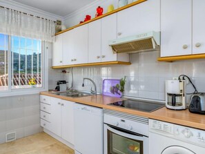 Réfrigérateur, four à micro-ondes, un four, lave-vaisselle