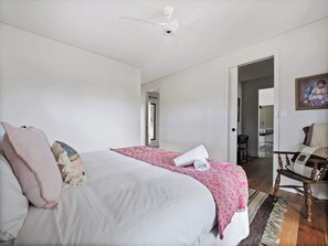 3 chambres, fer et planche à repasser, Wi-Fi, draps fournis