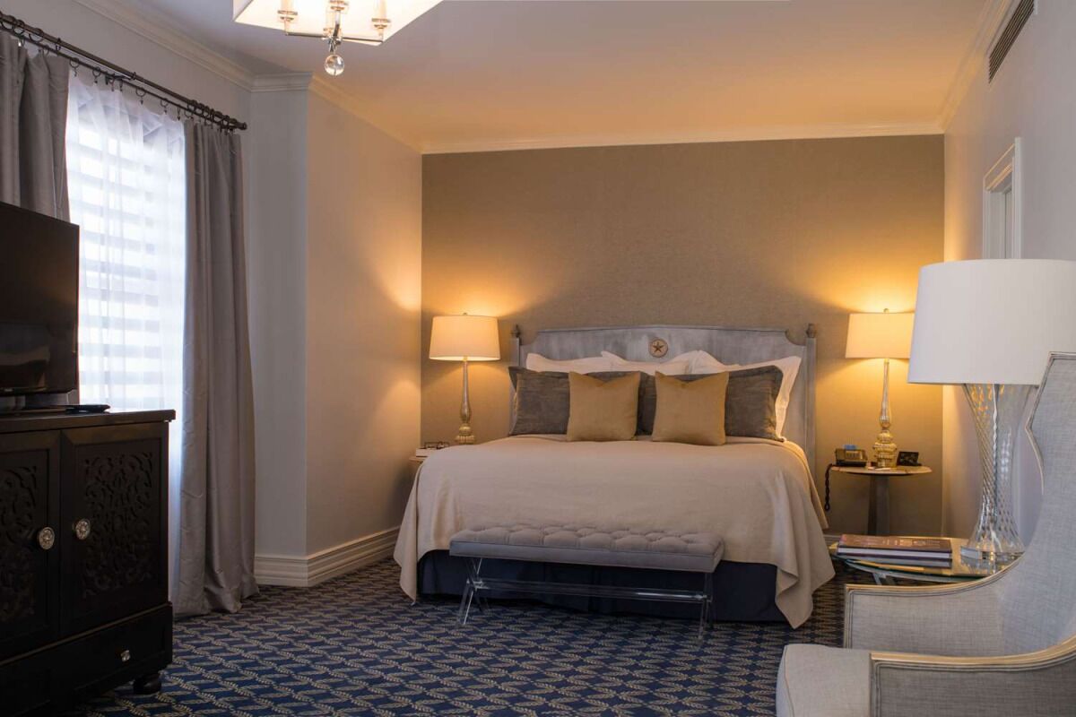 Explore Austin's Best! Pets Allowed Here! Indoor Pool & Spa tub Available!