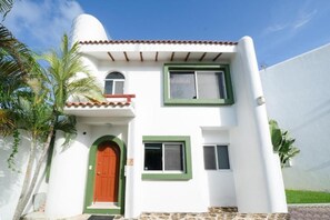 Exterior - Executive Twin Room a/c Pool and Parking (Playa del Carmen)