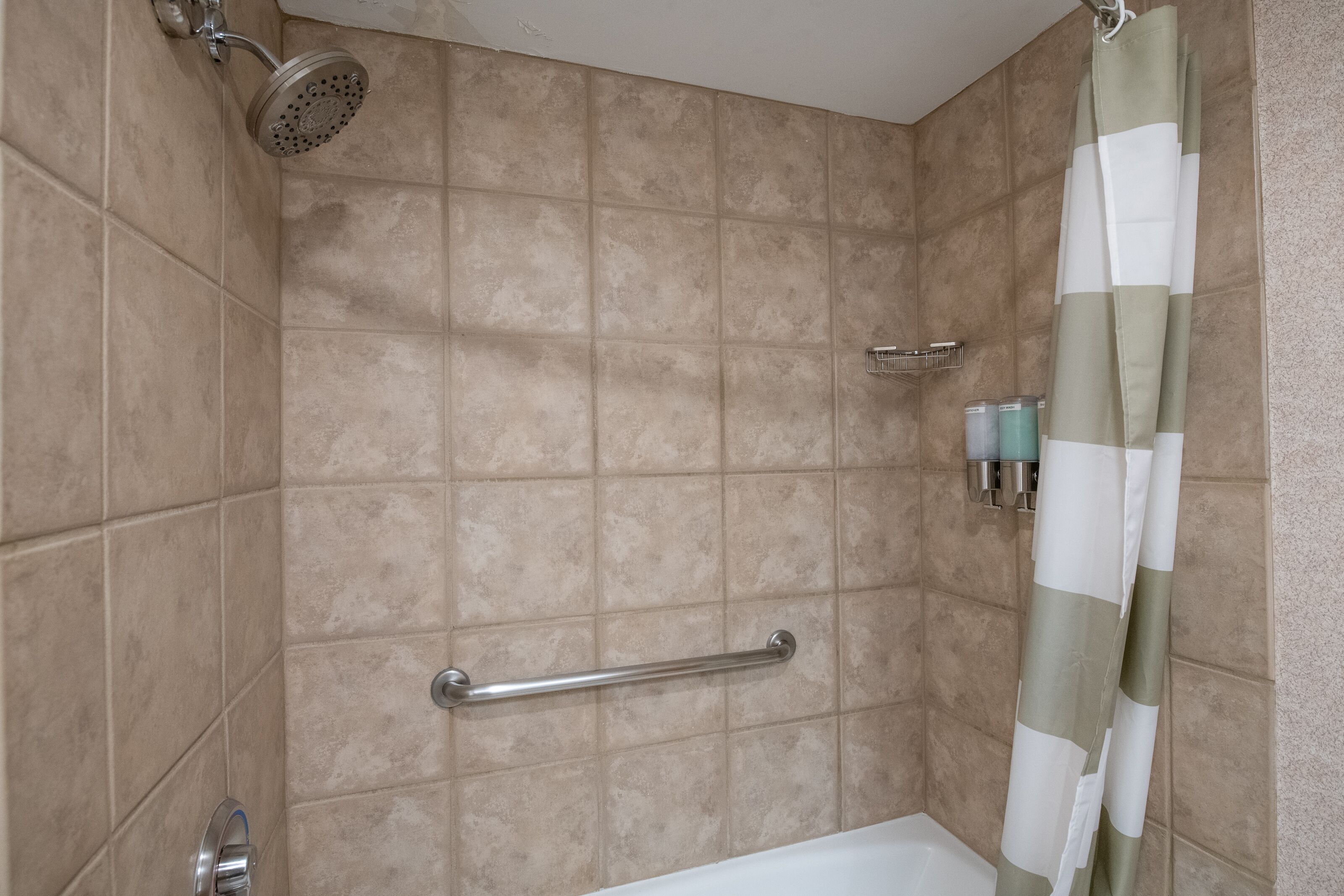 Pet-Friendly/Convenient Mountainside Condo w/Pool