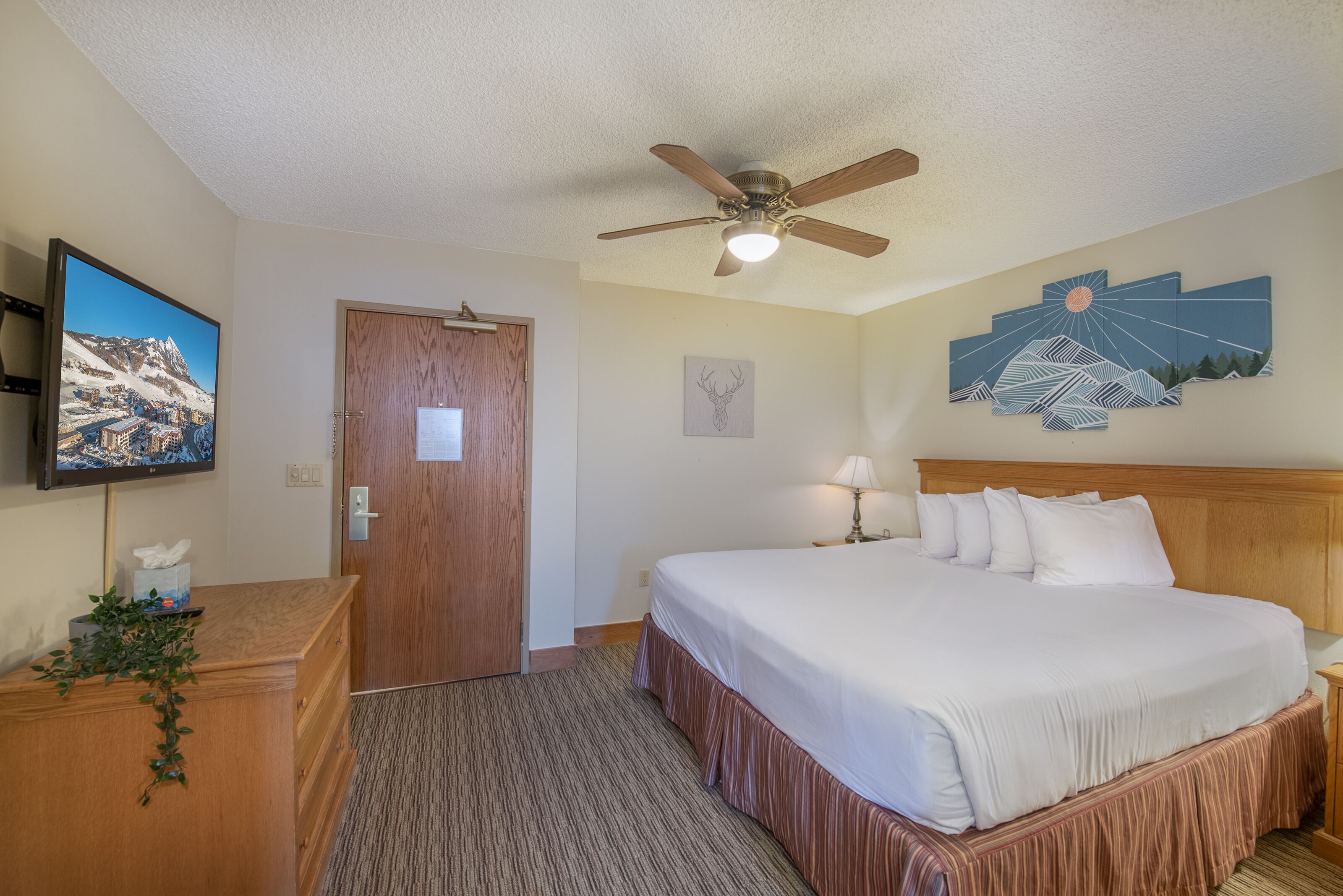 Pet-Friendly/Convenient Mountainside Condo w/Pool