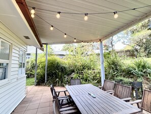 Outdoor dining - 100m to town, 15 minutes to beach! (Woombye)