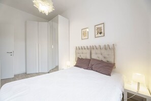 2 Schlafzimmer, Bügeleisen/Bügelbrett