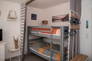 1 bedroom, free WiFi - location au Lavandou, Studio cabine - 4 personnes,  piscine collective (LE LAVANDOU)