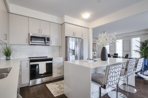 Réfrigérateur, four à micro-ondes, un four, surface de cuisson