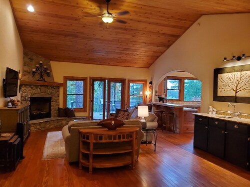 Striking LAKEFRONT home w/ hot tub, dock, highspeed WIFI & week/month discounts