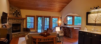 Striking LAKEFRONT home w/ hot tub, dock, highspeed WIFI & week/month discounts