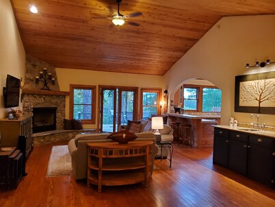 Striking LAKEFRONT home w/ hot tub, dock, highspeed WIFI & week/month discounts