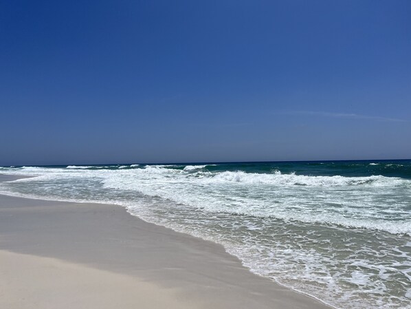 Chaises longues, serviettes de plage