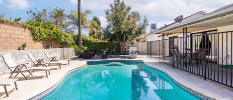 Alberca al aire libre y alberca climatizada