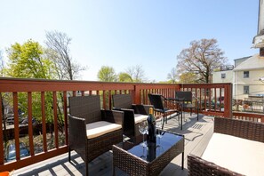 Outdoor dining - Amazing family and group-friendly accommodation #TheBackDorch (Boston)