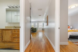 5 bedrooms, desk, iron/ironing board, travel crib - Family & Group Haven near Downtown Retreat (Boston)