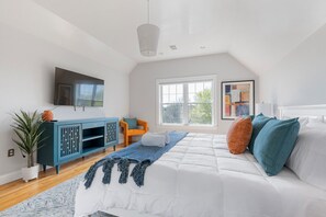 5 bedrooms, desk, iron/ironing board, travel cot