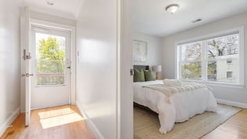 5 bedrooms, desk, iron/ironing board, travel crib