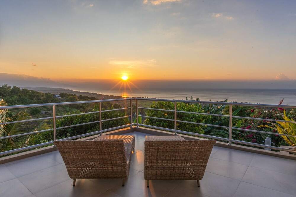 Incredible 180-Degree Ocean Views