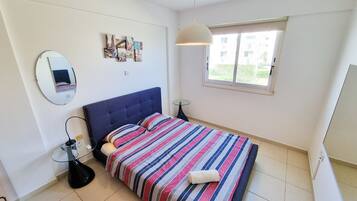 Departamento básico | 1 habitación, escritorio y espacio para trabajar con laptop