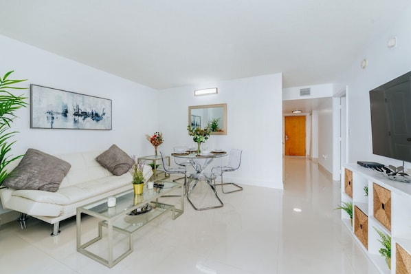 スマートテレビ、卓球台、書斎 / ワークスペース