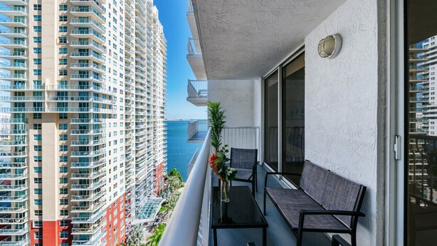 A balcony with a view of high-rise buildings and the sea. - TC-1804 · Lovely 2BR in the Heart of Brickell, Free Parking (Miami)