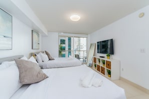 1 室のベッドルーム、デスク、アイロン / アイロン台、旅行用ベビーベッド