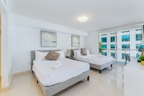 1 室のベッドルーム、デスク、アイロン / アイロン台、旅行用ベビーベッド