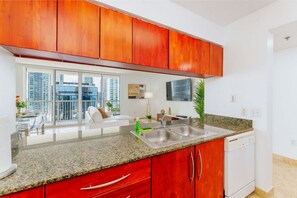 Fridge, microwave, oven, stovetop - 2323- NEW · Awesome 4BR APT @ Brickell, Free Parking. (Miami)