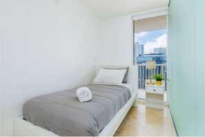 4 bedrooms, iron/ironing board, WiFi, bed sheets - 2323- NEW · Awesome 4BR APT @ Brickell, Free Parking. (Miami)