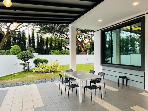 Kulai Lagenda Putra Corner House near Airport JPO
