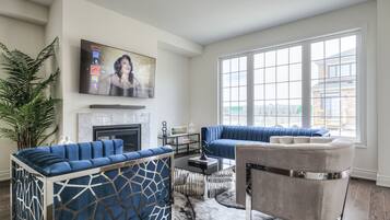 Una Smart TV, una chimenea