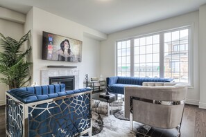 Smart TV, fireplace - Quiet Private Suite in Bradford (Bradford West Gwillimbury)