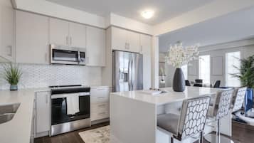 Frigorífico, microondas, horno y placa de cocina