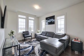 Smart TV, fireplace - Quiet Private Suite in Bradford (Bradford West Gwillimbury)