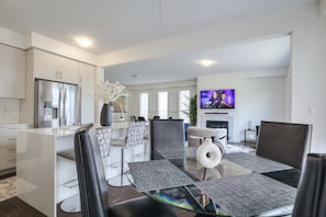 Dining - Quiet Private Suite in Bradford (Bradford West Gwillimbury)