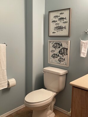 Shower, hair dryer, towels, soap - Candle Lake Townhouse backing the golf course (Candle Lake)