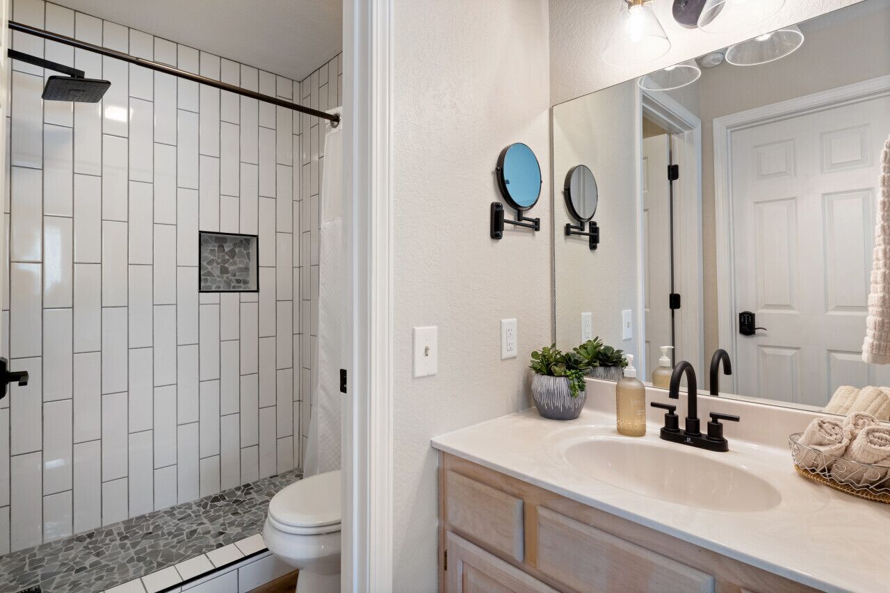 Posh Penthouse-Top Floor, Waterfront, Pools, & Pickleball!