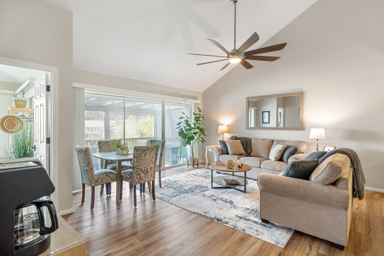 Posh Penthouse-Top Floor, Waterfront, Pools, & Pickleball!