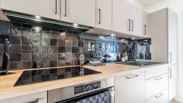 Een koelkast, een magnetron, een kookplaat, een vaatwasser