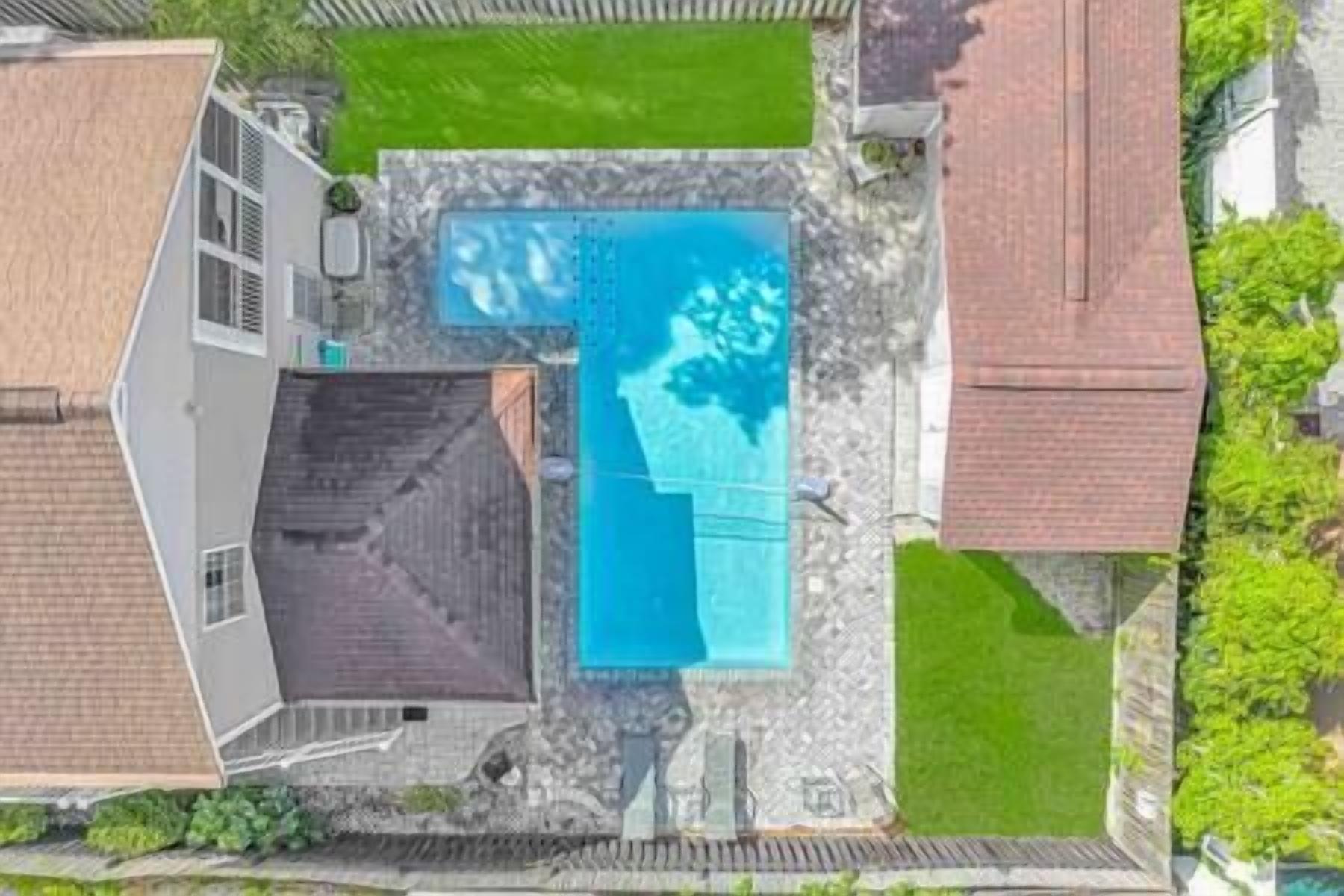Utomhuspool och uppvärmd pool