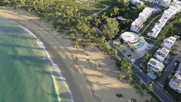 Rannalla, aurinkotuoleja, rantapyyhkeitä