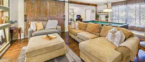 TV, lareira, aparelho de som