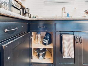 Kylskåp, mikrovågsugn, spishäll och kaffe- och tebryggare