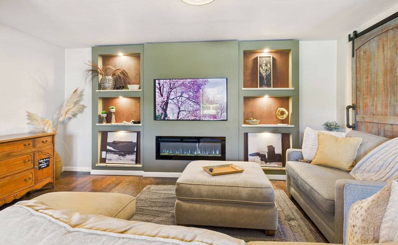 Una televisión, una chimenea, un reproductor estéreo