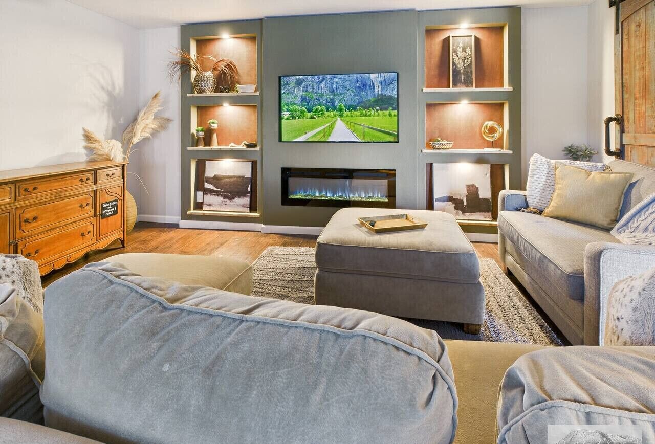 Een televisie, een open haard en een stereo