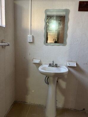 Douche, douche à « effet pluie », serviettes fournies