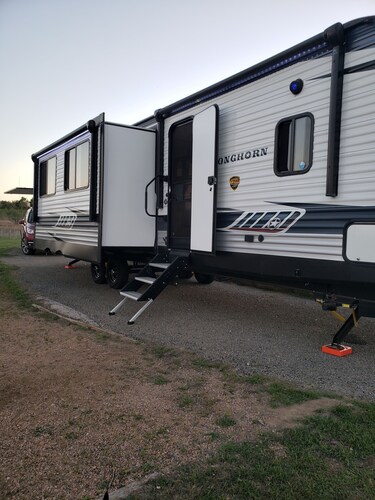 Spacious 2 bed 1.5 bath RV